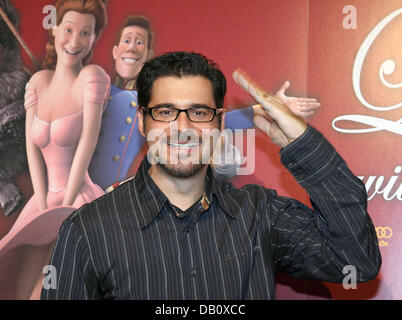 L'humoriste Rick Kavanian pose après la presse aperçu du nouveau film "Lissi et l'empereur sauvage' (Lissi und der wilde Kaiser) en face d'une publicité à l'affiche de cinéma Maxx à Munich, Allemagne, 01 octobre 2007. Kavanian est la voix de l'acteur le maréchal caractère dans Michael Bully Herbig' animation 3D du film, dans lequel il prête sa voix à la partie de Lissi. L Banque D'Images