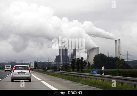 La photo montre la RWE brown coal power plant 'Weisweiler' à Eschweiler, Allemagne, le 7 septembre 2007. Selon une étude du WWF publiée en octobre 2005 et mai 2007, 'Weisweiler' compte parmi les 30 de l'Europe moins eco friendly les centrales électriques en raison de sa très forte émissions de dioxyde de carbone. Photo : Frank Rumpenhorst Banque D'Images