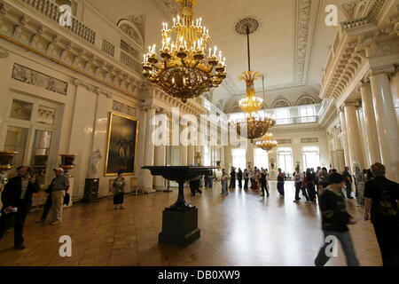 Visiteurs jetez un oeil à la National Hermitage à Saint-Pétersbourg, Russie, 06 juillet 2007. L'ermitage est l'un des plus grands et des plus importants musées d'art dans le monde. Plus de 60 000 œuvres sont exposées dans des salles de 1000. La collection d'art a été fondé par Catherine II de Russie en 1764. Photo : Peter Kneffel Banque D'Images