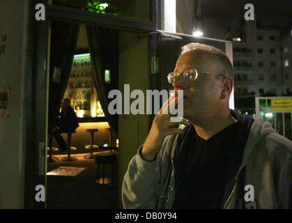 Un fumeur a une fumée à l'extérieur d'un bar plutôt vide à Francfort-sur-Main, Allemagne, 04 octobre 2007. Depuis le 01 octobre 2007, l'interdiction de fumer dans les bars et restaurants est entrée en vigueur dans l'état de Hesse. Photo : Frank Rumpenhorst Banque D'Images