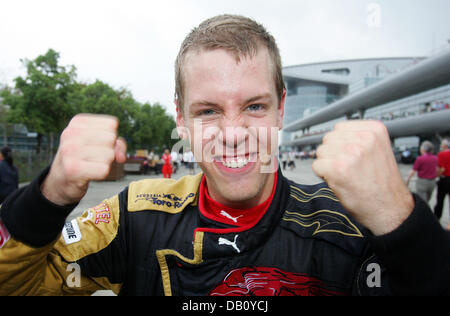 Pilote de Formule 1 allemand de Sebastian Vettel Toro Rosso célèbre après avoir terminé quatrième à la Chinese Grand Prix de Formule 1 sur le Circuit International de Shanghai à Shanghai, Chine, 07 octobre 2007. Photo : GERO BRELOER Banque D'Images