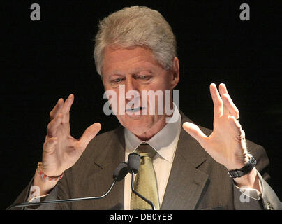 L'ancien-président américain Bill Clinton donne une conférence sur la politique mondiale à Hambourg, Allemagne, 07 octobre 2007. Le discours de Clinton ont porté sur des sujets allant du terrorisme à l'égard des questions environnementales. Photo : Ulrich Perrey Banque D'Images