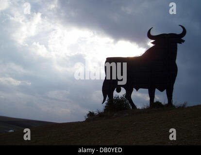 Le fichier photo, datée du 20 octobre 2005, montre la silhouette de l'Osborne bull mis en place sur une colline près de Jerez de la Frontera, Espagne. Initialement créé pour annoncer les produits de l'Osborne winery il y a 50 ans "El Toro de Osborne' est devenu un symbole pour l'Andalousie et l'ensemble de l'Espagne. Photo : Patrick Lux Banque D'Images