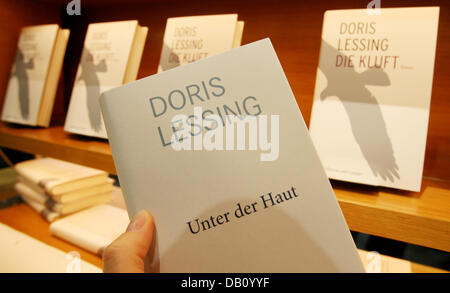 Un homme regarde une copie de "La Fissure" par la lauréate du Prix Nobel de littérature 2007, Doris Lessing, au Salon du livre de Francfort à Francfort-sur-Main, Allemagne, 11 octobre 2007. Le plus grand salon du livre, qui se déroule du 10 au 14 octobre, espère attirer 300.000 visiteurs. Photo : Boris Roessler Banque D'Images