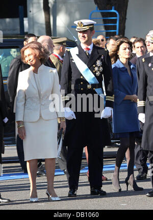 L'Espagnol Prince Felipe (C), son épouse la princesse Letizia (R) et de la Reine Sofia assister à un défilé militaire sur l'espagnol Fête nationale, marquant la journée découverte de l'Amérique par Christophe Colomb, à Madrid, Espagne, 12 octobre 2007. Photo : Albert Nieboer (Attention : les Pays-Bas) Banque D'Images