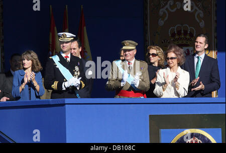 La princesse Letizia, Espagnol, Espagnol Prince Felipe, M. Don Jaime de Marichalar (semi-couverte), la princesse Elena (semi-couverte), le Roi Juan Carlos, la princesse Cristina, la Reine Sofia, et Inaki Urdangarin (L-R, sur l'estrade) assister à un défilé militaire sur l'espagnol Fête nationale, marquant la journée découverte de l'Amérique par Christophe Colomb, à Madrid, Espagne, 12 octobre 2007. Photo : Albert Nieboer ( Banque D'Images