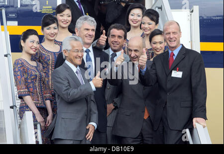 (R-L) Président d'Airbus Thomas Enders, PDG d'EADS Louis Gallois, Arnaud Lagardãre, le PDG John Rolls Royce Rose et le PDG de Singapore Airlines, Chew Choon Seng, posent à la remise de la première super airbus A380 à Toulouse, France, 15 octobre 2007. Deux ans plus tard que prévu, Singapore Airlines a été le premier client à recevoir le plus grand avion de passagers du monde. Pho Banque D'Images