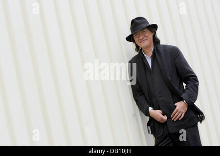 Photographe chinois et auteur Basil Pao présente son livre 'La Chine a révélé : un extraordinaire voyage de redécouverte" à la Foire du livre de Francfort 2007 à Francfort-sur-Main, Allemagne, 12 octobre 2007. Photo : Frank May Banque D'Images