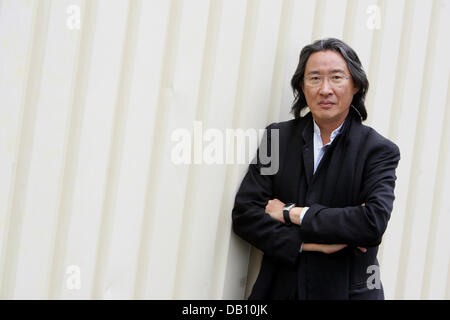 Photographe chinois et auteur Basil Pao présente son livre 'La Chine a révélé : un extraordinaire voyage de redécouverte" à la Foire du livre de Francfort 2007 à Francfort-sur-Main, Allemagne, 12 octobre 2007. Photo : Frank May Banque D'Images