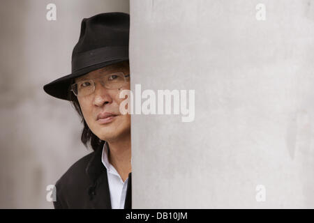 Photographe chinois et auteur Basil Pao présente son livre 'La Chine a révélé : un extraordinaire voyage de redécouverte" à la Foire du livre de Francfort 2007 à Francfort-sur-Main, Allemagne, 12 octobre 2007. Photo : Frank May Banque D'Images