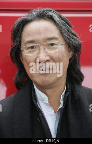 Photographe chinois et auteur Basil Pao présente son livre 'La Chine a révélé : un extraordinaire voyage de redécouverte" à la Foire du livre de Francfort 2007 à Francfort-sur-Main, Allemagne, 12 octobre 2007. Photo : Frank May Banque D'Images