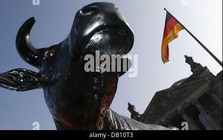 Un noir-rouge-vache art peint doré ('Faironikas") est placé en face de l'immeuble Reichstags à Berlin, Allemagne, 17 octobre 2007. La campagne de l'Europe les détenteurs de bovins laitiers, organisé dans l'European Milk Board (EMB), l'acronyme de prix équitables pour les producteurs de lait. Photo : Klaus-Dietmar Gabbert Banque D'Images