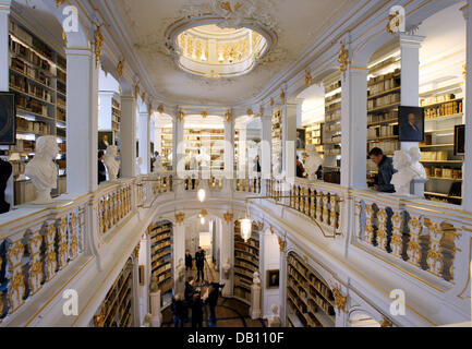 La bibliothèque de la Duchesse Anna Amalia est représenté dans toute sa gloire après un incendie a en partie détruit il y a trois ans à Weimar, Allemagne, 18 octobre 2007. Les derniers morceaux d'art sont à retourner à la salle rococo-quelques jours seulement avant sa ré-ouverture de fête le 24 octobre. Les coûts de reconstruction du site du patrimoine mondial de l'allemand s'est élevé à 12,8 millions d'euros, tandis que la rénovation et rempl Banque D'Images