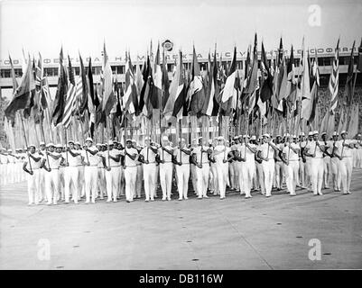 (Afp) le fichier photo datée du 28 juillet 1968 Montre habillée blanche transportant des jeunes les drapeaux des pays participants à la IX Festival Mondial de la jeunesse et des étudiants en cours d'ouverture à Sofia, Bulgarie. Photo : BTA Banque D'Images