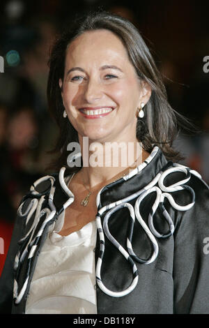 Homme politique Parti socialiste Ségolène Royal pose pour les caméras qu'elle arrive pour la projection du film 'Elizabeth : l'âge d'Or' à la fête du cinéma de 2007 à Rome, Italie, 19 octobre 2007. Le film festival se déroule jusqu'au 27 octobre. Photo : Hubert Boesl Banque D'Images