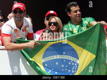 Des fans de Formule 1 brésilien tenir un drapeau brésilien après pilote de Formule 1 Brésilien Felipe Massa, de Ferrari a réussi le meilleur temps de la séance de qualification à Carlos Pace circuit de course à Interlagos près de Sao Paulo, Brésil, 20 octobre 2007. Le Grand Prix de Formule 1 du Brésil a lieu le 21 octobre. Photo : GERO BRELOER Banque D'Images