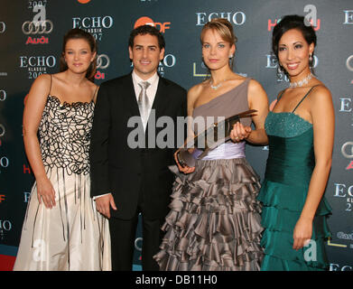 Violoniste néerlandais Janine Jansen (L-R), chanteuse d'opéra péruvien Juan Diego Florez, die letton la mezzo-soprano Elina Garanca et l'US-American soprano Nicole Cabell sont illustrés à l'Echo Classic Awards Gala 2007 où elle a reçu un Echo Award dans la catégorie 'Enregistrement Concert de l'année" à Munich, Allemagne, 21 octobre 2007. Pour la quatorzième fois musique classique artistes étaient h Banque D'Images