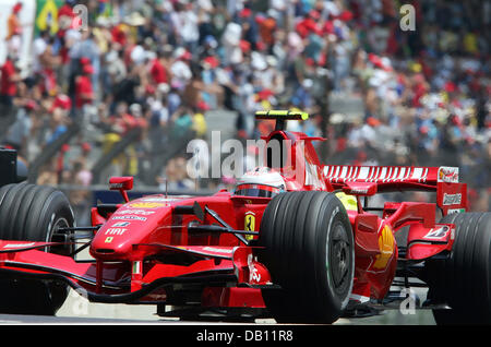 Pilote de formule 1 finlandais Kimi Raikkonen de la Scuderia Ferrari sur la voie lors de la troisième session d'essais au circuit de course Carlos Pace à Interlagos près de Sao Paulo, Brésil, 20 octobre 2007. Le gagnant du Grand Prix de Formule 1 du Brésil le 21 octobre 2007, Kimi Raikkonen est le Champion du Monde de Formule 1 McLaren Mercedes manquèrent pas quitter ? Pilotes, Lewis Hamilton recrue britannique Banque D'Images