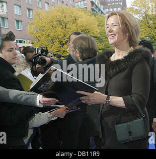 Ancien chanteur du légendaire groupe de pop suédois ABBA, Anni-Frid Reuss (R), signe des autographes, alors qu'elle arrive pour la première d'ABBA Mamma Mia ?musicale ? À Berlin, Allemagne, 21 octobre 2007. Photo : Xamax Banque D'Images