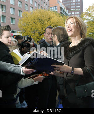 Ancien chanteur du légendaire groupe de pop suédois ABBA, Anni-Frid Reuss (R), signe des autographes, alors qu'elle arrive pour la première d'ABBA Mamma Mia ?musicale ? À Berlin, Allemagne, 21 octobre 2007. Photo : Xamax Banque D'Images