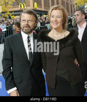 Anciens membres du légendaire groupe de pop suédois ABBA, Bjoern Ulvaeus (L) et Anni-Frid Reuss, arrivent pour la première d'ABBA Mamma Mia ?musicale ? À Berlin, Allemagne, 21 octobre 2007. Photo : Xamax Banque D'Images