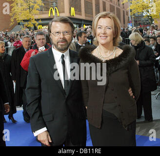 Anciens membres du légendaire groupe de pop suédois ABBA, Bjoern Ulvaeus (L) et Anni-Frid Reuss, arrivent pour la première d'ABBA Mamma Mia ?musicale ? À Berlin, Allemagne, 21 octobre 2007. Photo : Xamax Banque D'Images