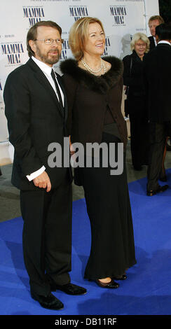 Anciens membres du légendaire groupe de pop suédois ABBA, Bjoern Ulvaeus (L) et Anni-Frid Reuss, arrivent pour la première d'ABBA Mamma Mia ?musicale ? À Berlin, Allemagne, 21 octobre 2007. Photo : Xamax Banque D'Images