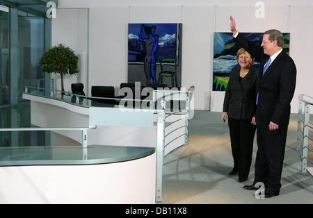 La chancelière allemande Angela Merkel (L) reçoit le Prix Nobel de la paix Al Gore à la chancellerie à Berlin, Allemagne, 23 octobre 2007. L'ancien Vice-président des Etats-Unis a reçu le Prix Nobel pour son engagement contre le changement climatique. Photo : Tim Brakemeier Banque D'Images