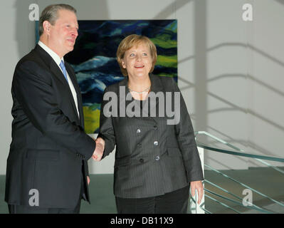 La chancelière allemande Angela Merkel (R), serre la main avec la lauréate du Prix Nobel de la paix Al Gore à la chancellerie à Berlin, Allemagne, 23 octobre 2007. L'ancien Vice-président des Etats-Unis a reçu le Prix Nobel pour son engagement contre le changement climatique. Photo : Tim Brakemeier Banque D'Images