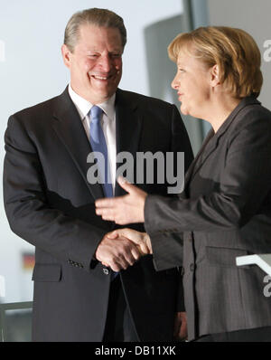 La chancelière allemande Angela Merkel (R), serre la main avec la lauréate du Prix Nobel de la paix Al Gore à la chancellerie à Berlin, Allemagne, 23 octobre 2007. L'ancien Vice-président des Etats-Unis a reçu le Prix Nobel pour son engagement contre le changement climatique. Photo : Tim Brakemeier Banque D'Images