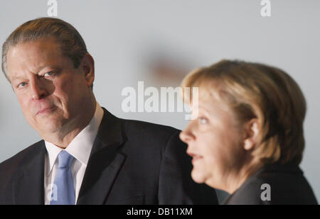 La chancelière allemande Angela Merkel (R) et lauréate du Prix Nobel de la paix Al Gore faire une déclaration à la chancellerie à Berlin, Allemagne, 23 octobre 2007. L'ancien Vice-président des Etats-Unis a reçu le Prix Nobel pour son engagement contre le changement climatique. Photo : Tim Brakemeier Banque D'Images