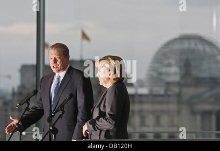 La chancelière allemande Angela Merkel (R) et lauréate du Prix Nobel de la paix Al Gore faire une déclaration à la chancellerie à Berlin, Allemagne, 23 octobre 2007.  ?La crise climatique est la plus dangereuse de toutes les crises de la civilisation ?, a déclaré que l'ancien Vice-président des Etats-Unis au cours de la réunion. Photo : Tim Brakemeier Banque D'Images