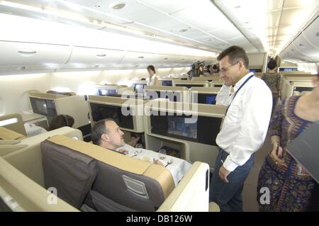 Passagers sont assis dans la classe affaires de la Singapore Airlines Airbus A380 au cours de son premier vol commercial de Singapour à Sydney, 25 octobre 2007. Singapour est la première compagnie aérienne à intégrer le très gros porteur dans son service régulier. L'Airbus A380 sera utilisé chaque semaine entre Singapour et Sydney. L'Airbus A380 remplace le Boeing 747 Jumbojet comme plus grand Banque D'Images