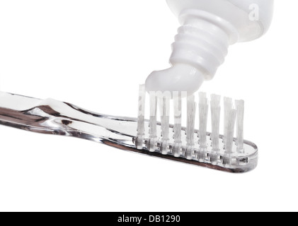 Brosse à dents et de dentifrice close up tube isolé sur fond blanc Banque D'Images