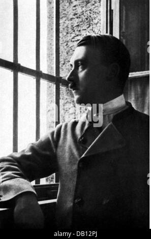 Hitler, Adolf, 20.4.1889 - 30.4.1945, politicien allemand (NSDAP), en détention dans la forteresse Landsberg am Lech, à la fenêtre de sa cellule, 1924, Banque D'Images