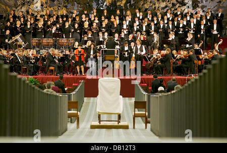 L'Orchestre symphonique de la radiodiffusion bavaroise en photo pendant la répétition générale dans la salle des audiences du Vatican, État de la Cité du Vatican, 27 octobre 2007. Le concert de l'Orchestre symphonique de la radiodiffusion bavaroise plus tard le eveining est également assisté par le souverain pontife. Le concert avec 9e Symphonie de Beethoven ?s et - sur la demande du Pape ?s - le motet ?Tu es Petrus ? En plus pâle Banque D'Images