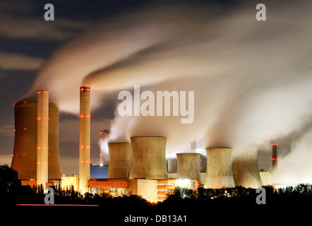 La centrale électrique au charbon Niederaußem, qui est géré par le groupe d'énergie allemand RWE, représenté à l'éclairage industriel, près de Cologne, Allemagne, 19 octobre 2007. L'énergie de l'Allemagne de l'oligopole sont sous le feu de tous les côtés ayant révélé des plans pour augmenter les tarifs de l'électricité par un autre 10 pour cent. Photo : Boris Roessler Banque D'Images