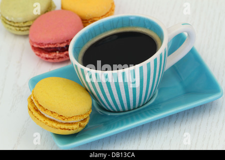 Macaron citron et tasse de café noir, Close up Banque D'Images