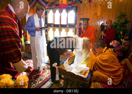 Le Prince Willem-Alexander des Pays-Bas et son épouse la princesse maxima des Pays-Bas sont accueillis à l'Tango monastère près de Timphu, Bhoutan, 30 octobre 2007. La Couronne néerlandaise Prince Couple est sur une visite de trois jours à l'Himalaya royaume sur invitation du roi Jigme Khesar Namgyal Wangchuck du Bhoutan. Photo : Albert Nieboer (Pays-Bas) Banque D'Images