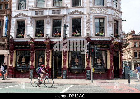 Cycliste, Sawyers Arms Pub à 874-6448 Street, Manchester, UK Banque D'Images