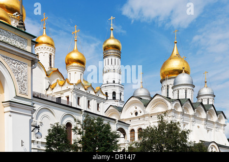 Coupoles dorées de la cathédrale de l'Annonciation, Cathédrale de l'Archange et Ivan le Grand clocher au Kremlin de Moscou Banque D'Images