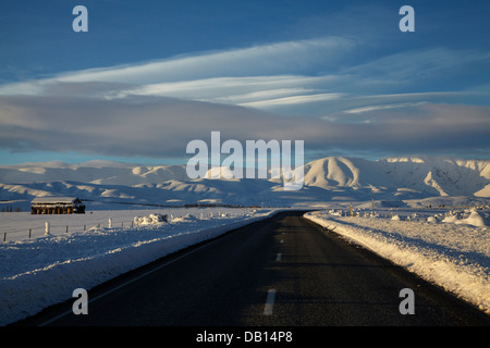 Route près de Oturehua Hawkdun et éventail, Maniototo, Central Otago, île du Sud, Nouvelle-Zélande Banque D'Images