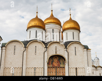 Les dômes de la cathédrale de la Dormition au Kremlin de Moscou Banque D'Images