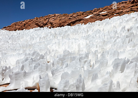 Paysage avec des structures de neige, Penitentes, nieves penitentes,Penitente, Reserva Nacional de faune Andina Eduardo Abaroa, Bolivie, Amérique du Sud Banque D'Images