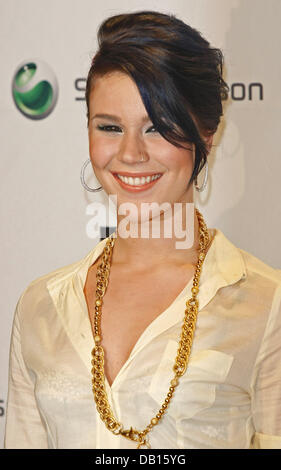 La chanteuse britannique Joss Stone sourires pour une photo alors qu'elle arrive pour MTV Europe Music Awards en 2007 à Munich, Allemagne, 01 novembre 2007. Photo : HUBERT BOESL Banque D'Images