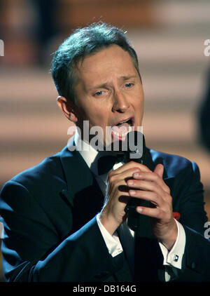 La chanteuse britannique, Helmut Lotti effectue au cours de l'émission de télévision ZDF 'Bienvenue à Carmen Nebel' à Offenburg, Allemagne, 03 novembre 2007. Photo : Patrick Seeger Banque D'Images