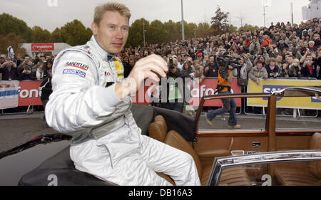 Double champion du monde de formule 1 Mika Haekkinen est photographié pendant un tour d'honneur à l'événement de sport automobile Mercedes-Benz 'Stars' & voitures à Stuttgart, Allemagne, 03 novembre 2007. 39 ans, coureur Finlandais, qui a commencé récemment à la Mercedes de l'allemand de voitures de tourisme DTM Masters, a annoncé sa retraite de la vie active motorsports. Photo : Marijan Murat Banque D'Images