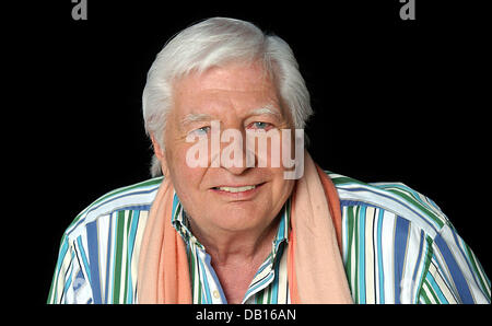 Photographe, collectionneur d'art documentaire filmer et Gunter Sachs pose dans son studio à Munich, Allemagne, 2 novembre 2007. Sachs est plus jeune fils du magnat allemand Willy Sachs, qui à partir de 1932 la propriété 'Wissenschaftliches Rechnen und Bruchrechnen- und Motorenwerke Fichtel & Sachs AG'. Gunter Sachs s'est fait connaître comme playbay dans les années 1960 et 1970 et 75 le 14 novembre 2007. Photo : Horst Ossinger(EXCLUSI Banque D'Images