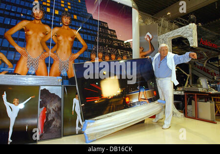 Photographe, collectionneur d'art documentaire filmer et Gunter Sachs pose devant certaines de ses œuvres à Munich, Allemagne, 2 novembre 2007. Sachs est plus jeune fils du magnat allemand Willy Sachs, qui à partir de 1932 la propriété 'Wissenschaftliches Rechnen und Bruchrechnen- und Motorenwerke Fichtel & Sachs AG'. Gunter Sachs s'est fait connaître comme playbay dans les années 1960 et 1970 et 75 le 14 novembre 2007. Photo : Horst Banque D'Images