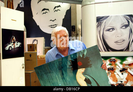 Photographe, collectionneur d'art documentaire filmer et Gunter Sachs pose devant certaines de ses œuvres dans son studio de Munich, Allemagne, 2 novembre 2007. Sachs est plus jeune fils du magnat allemand Willy Sachs, qui à partir de 1932 la propriété 'Wissenschaftliches Rechnen und Bruchrechnen- und Motorenwerke Fichtel & Sachs AG'. Gunter Sachs s'est fait connaître comme playbay dans les années 1960 et 1970 et 75 sur 14 Novembre 2007 Banque D'Images